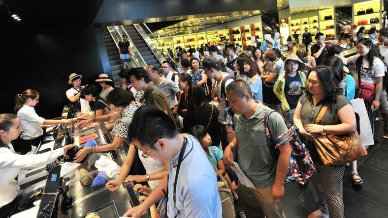 “抓住那群代购,别让他们跑了”